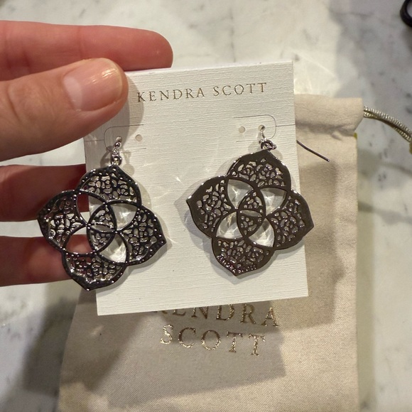 NWT Rare Silver Kendra Scott “Dawn” Earrings- comes with bag and box - Picture 4 of 5